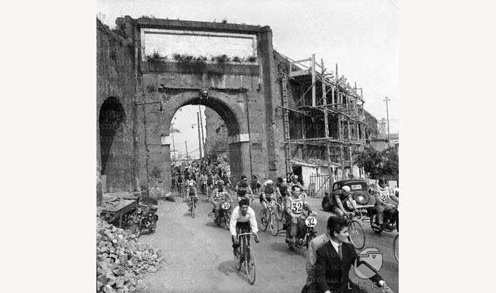 Passaggio sotto Porta Furba della corsa ciclistica Napoli-Roma (1952)