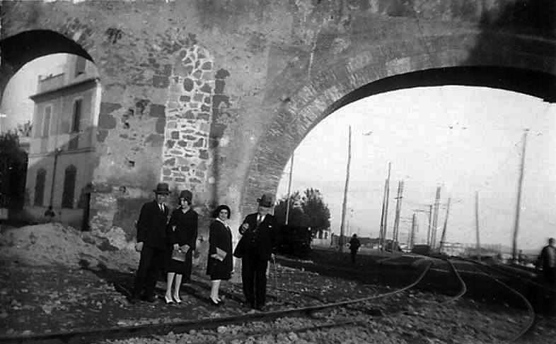 Quadraro Via Tuscolana | Salita del Quadraro 1930 ferrovia per i Castelli, l'arco dell'acquedotto Felice, soprannominato l'arco della primavera per la presenza della trattoria privavera, subito a sinistra, dopo l'arco.