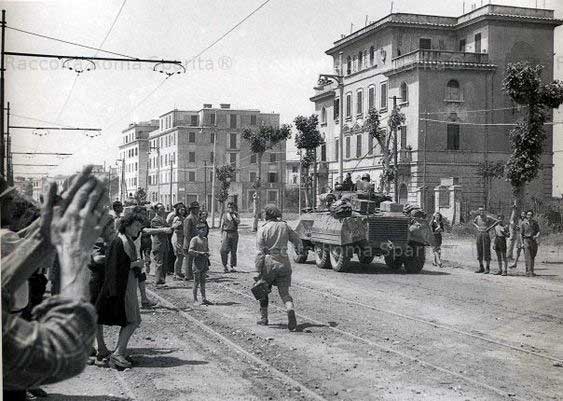 Quadraro - Via Tuscolana - Angolo via Numidio Quadrato (tra i due edifici) - Entrata in Roma degli alleati - 4 giugno 1944